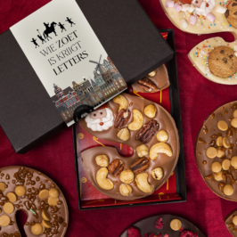 luxe chocoladeletter met noten verpakt
