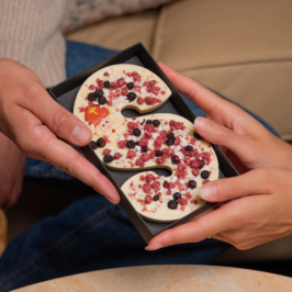 chocoladeletter wit bosvruchten