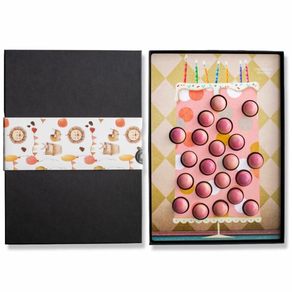 roze geboorte taart met roze bonbons