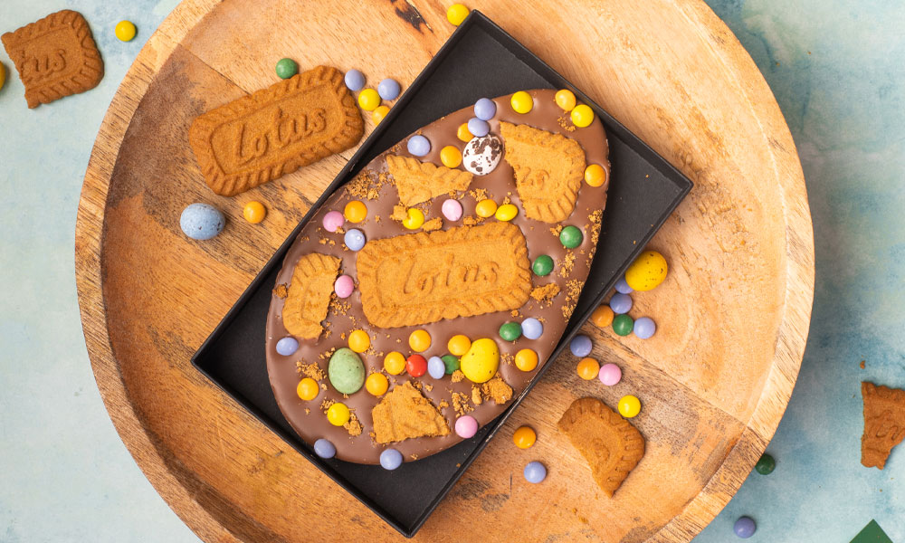 paascadeau chocolade paasei met lotuskoekjes