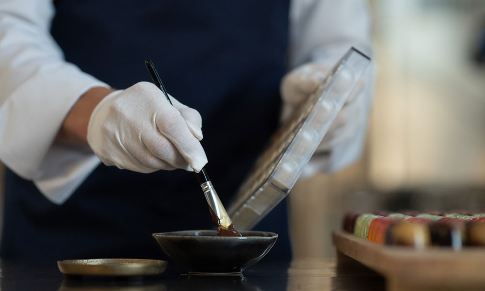 Onze chocolatiers maken de lekkerste kerstbonbons