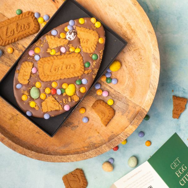 chocolade paasei met lotus koek