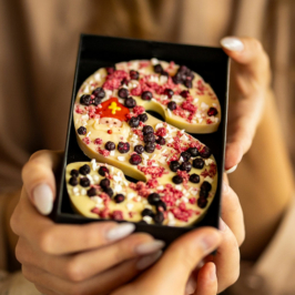 chocoladeletter yoghurt en rood fruit