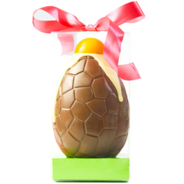groot chocolade paasei gevuld met paaseitjes in folie